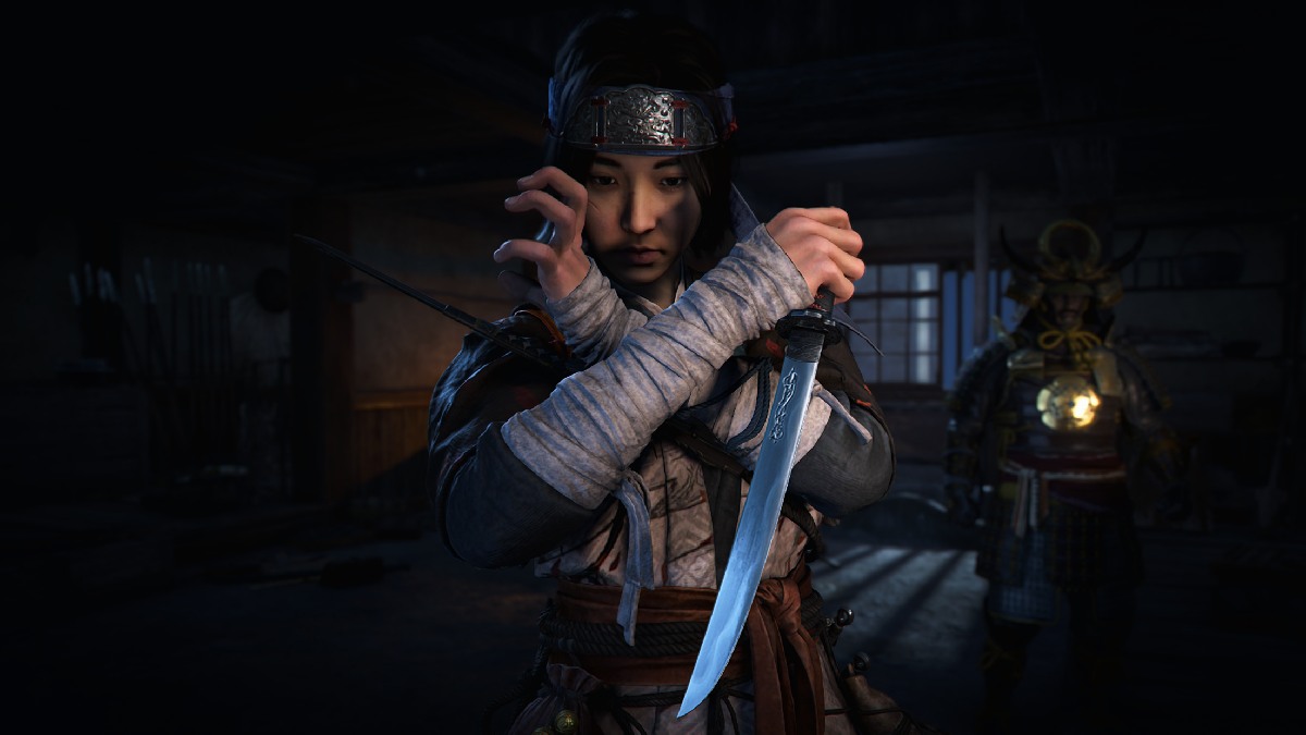 Assassins Creed Shadows Naoe holding multiple weapons in hand